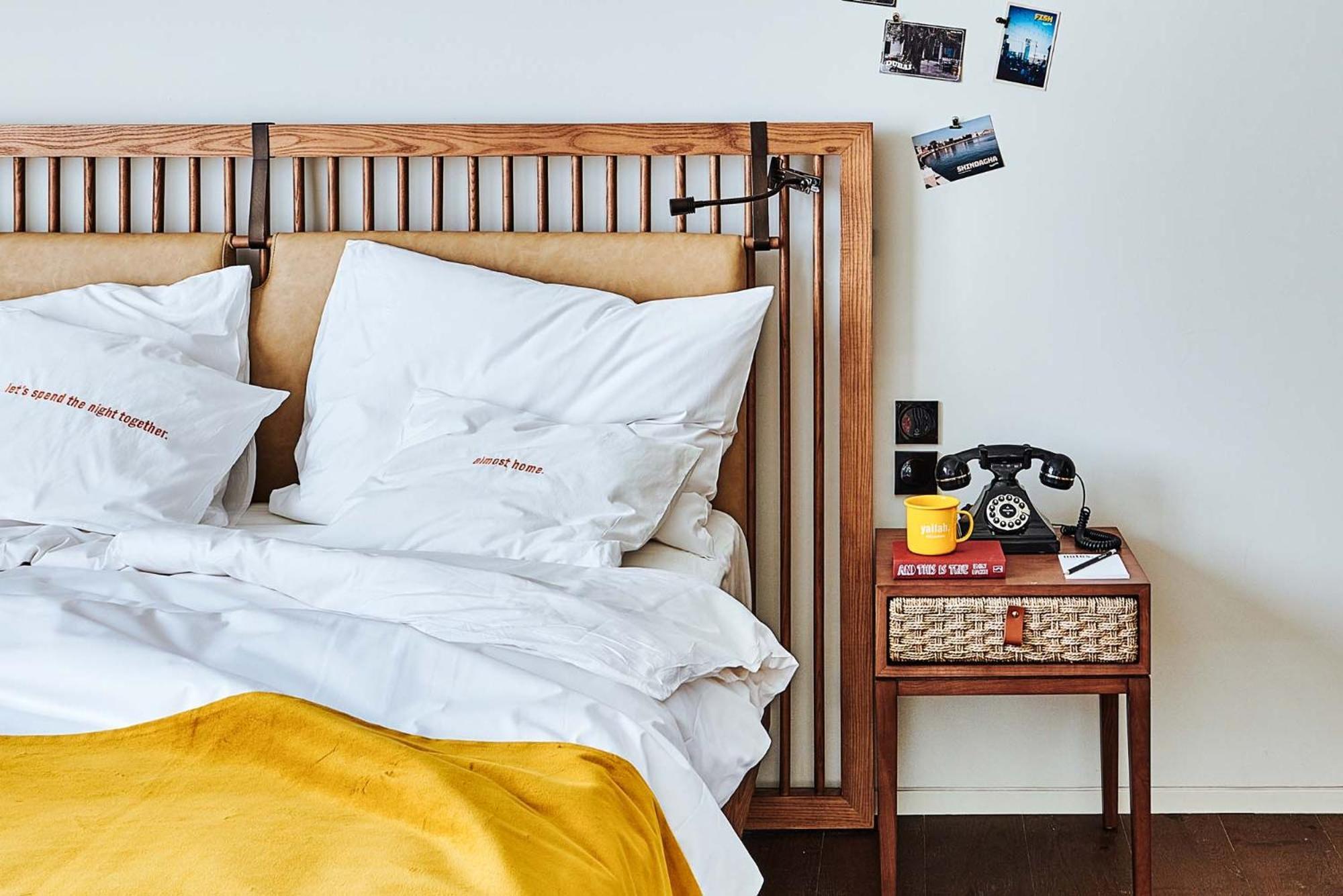 25Hours Hotel Dubai One Central Экстерьер фото A bed with a nightstand